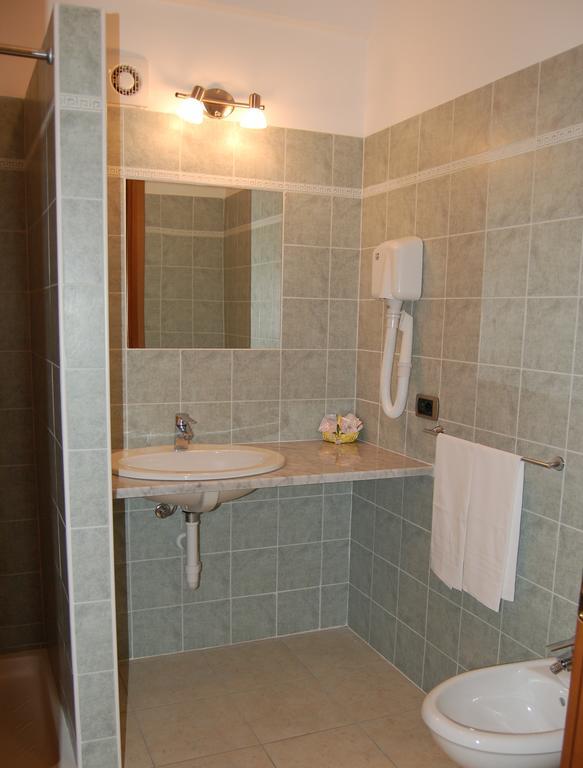 كابوليفيري Albergo Romana الغرفة الصورة